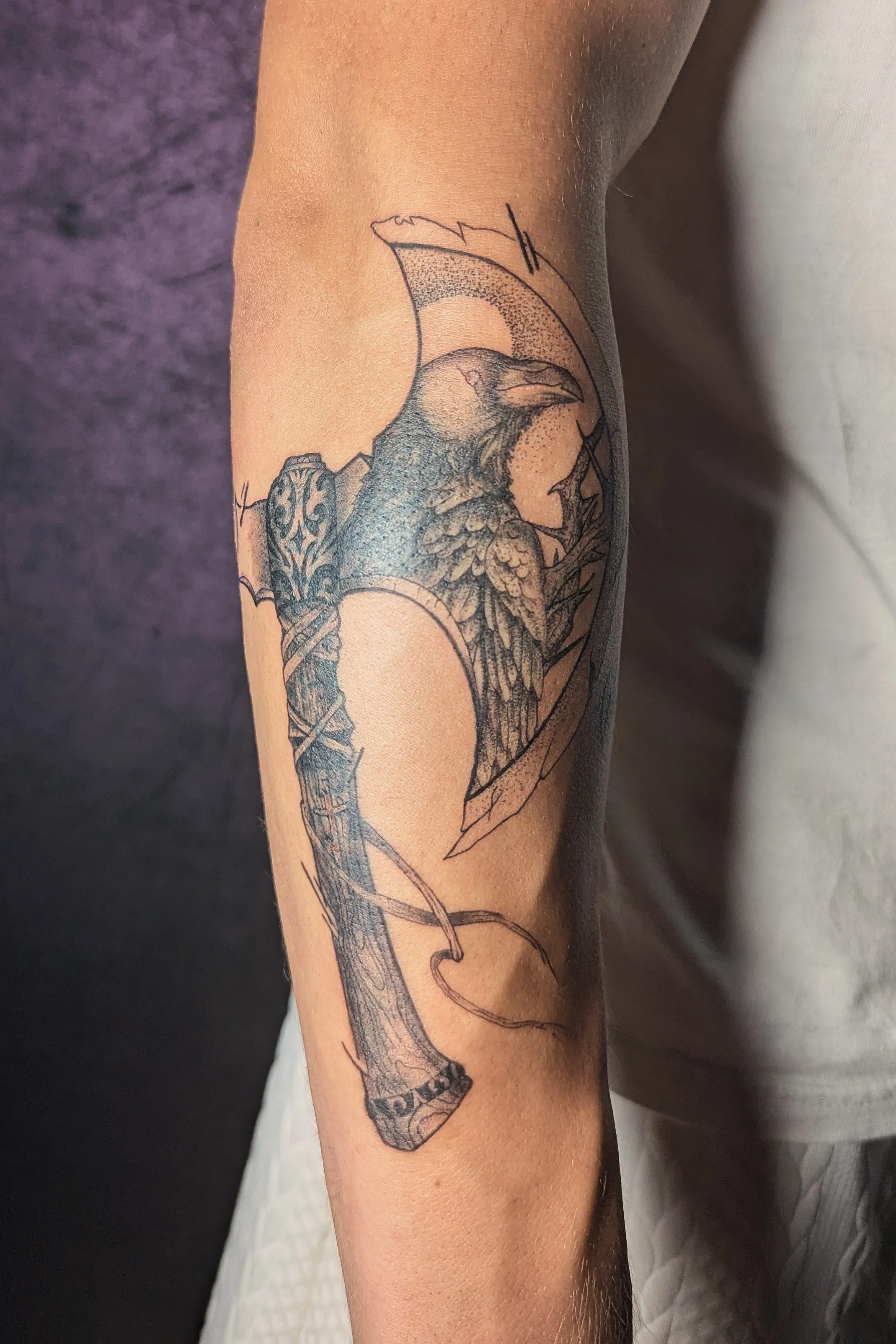 Tatouage corbeau et lune en pointillisme sur avant-bras – Babinks Tattoo Bordeaux