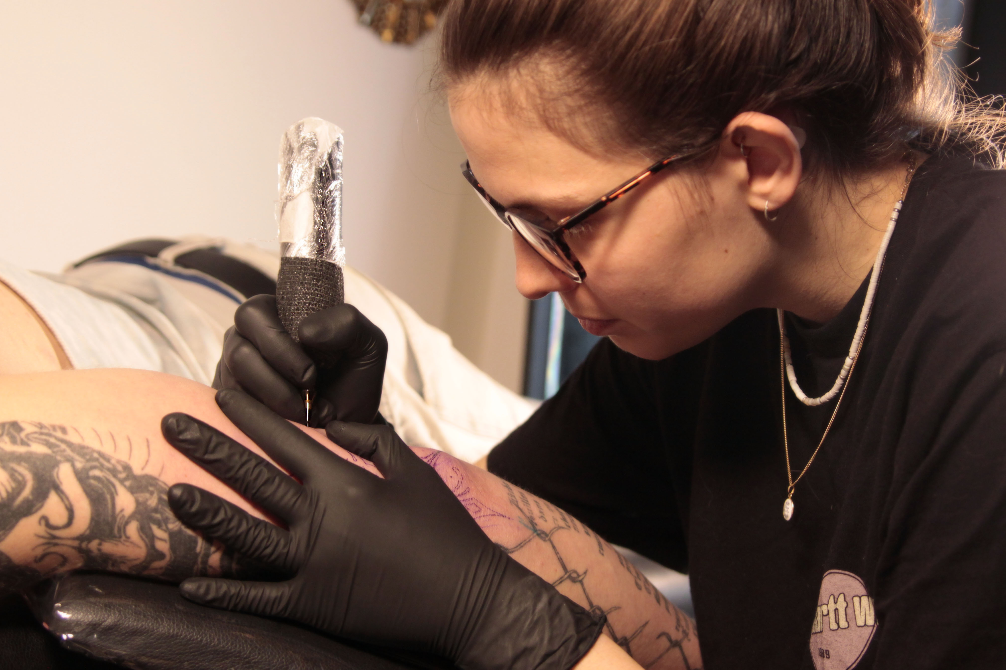 Julie, tatoueuse professionnelle Babinks Tattoo à Camblanes-et-Meynac près de Bordeaux, en plein travail