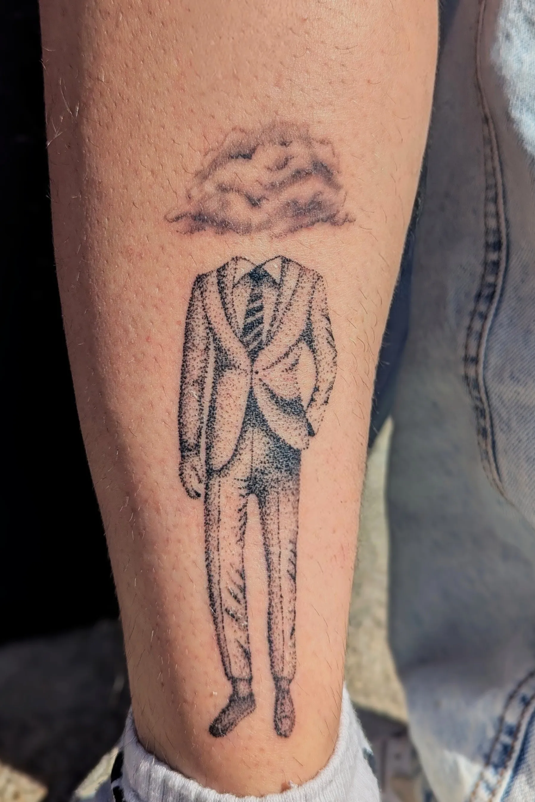Tatouage costume surréaliste nuage en pointillisme – Babinks Tattoo