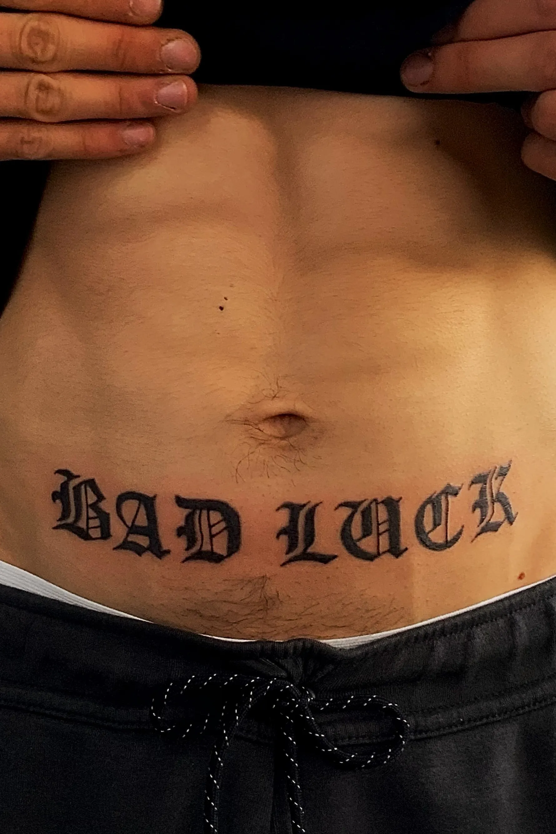 Tatouage poisson ballon pointillisme fin – Babinks Tattoo Gironde